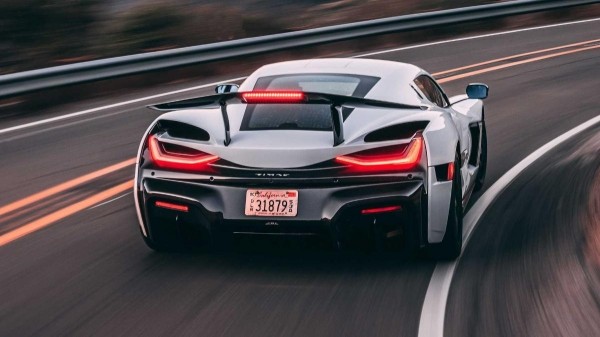 Посмотрите, как Rimac Nevera разгоняется на автобане до скорости более 321 км/ч Посмотрите, как Rimac Nevera разгоняется на автобане до скорости более 321 км/ч