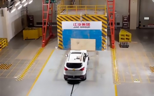 В Китае продемонстрировали краш-тест кроссовера JAC S3 в качестве новой модели «Москвича» В Китае продемонстрировали краш-тест кроссовера JAC S3 в качестве новой модели «Москвича»