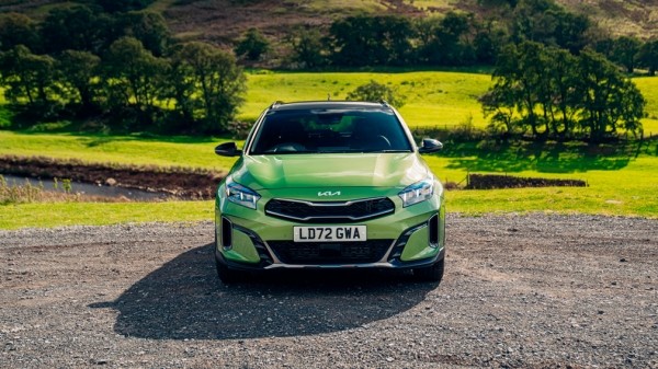 В России для покупки доступен новый кроссовер KIA XCeed 2023 года стоимостью в 2,8 млн рублей