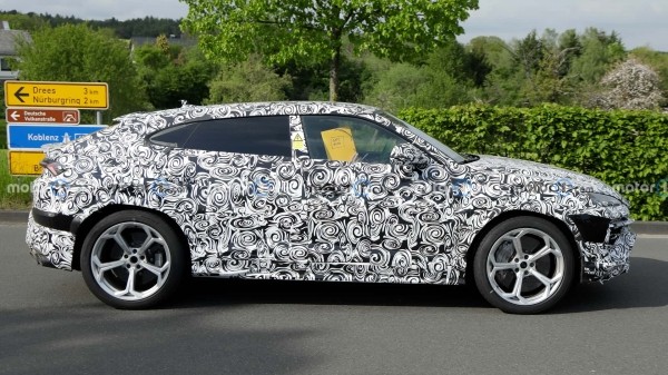 В Сети появились "шпионские" снимки обновленного кроссовера Lamborghini Urus PHEV 