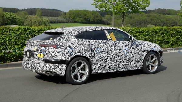 В Сети появились "шпионские" снимки обновленного кроссовера Lamborghini Urus PHEV 