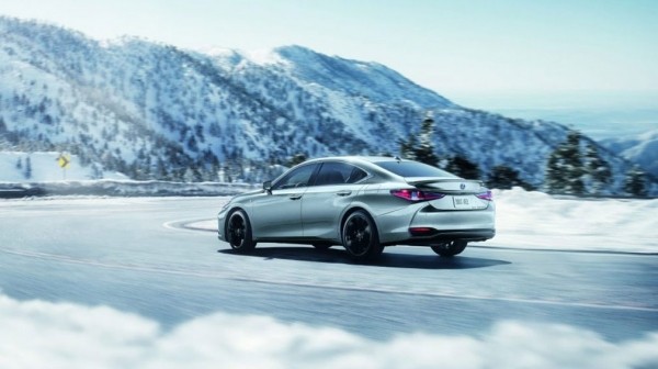 Дебютировал обновленный Lexus ES