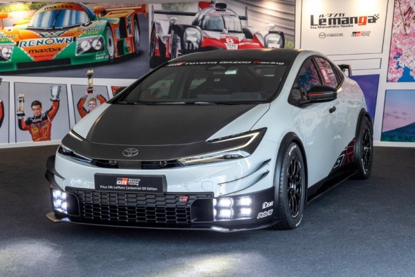 Новая Toyota Prius показана в драйверской версии