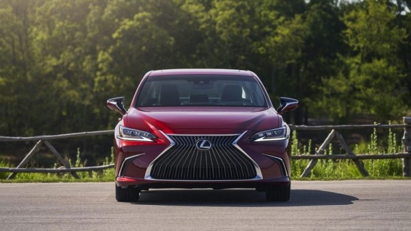 Дебютировал обновленный Lexus ES