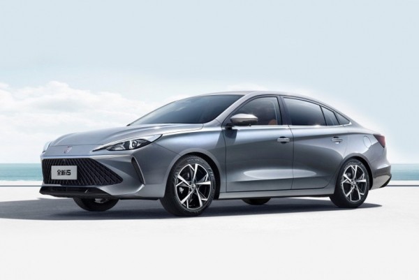 Недорогой седан Roewe i5 подвергся масштабному рестайлингу