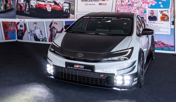 Новая Toyota Prius показана в драйверской версии