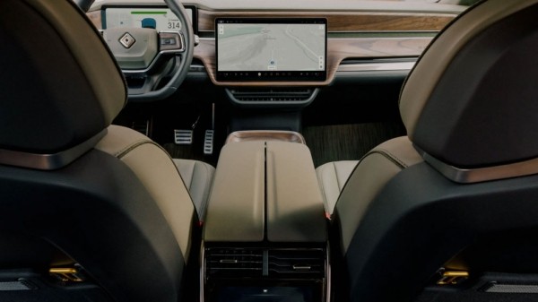 В РФ приехал новый пикап с оригинальной внешностью и 4 моторами В РФ приехал новый пикап с оригинальной внешностью и 4 моторами