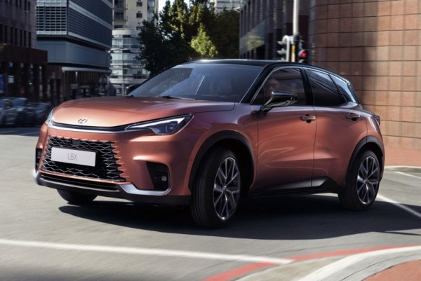 Представлен маленький паркетник Lexus LBX