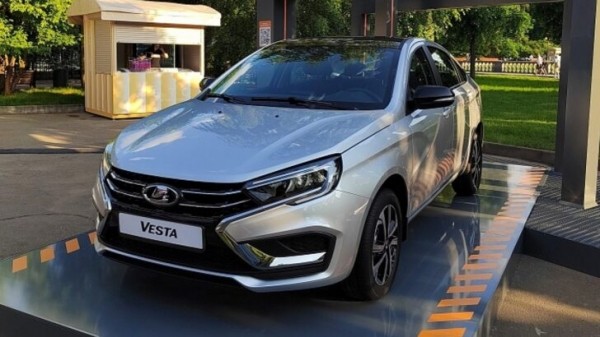 Автоконцерн АвтоВАЗ выставил новую LADA Vesta NG в парке Горького в Москве