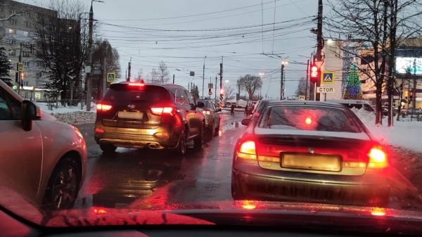 Названы ситуации, при которых допустим проезд на красный
