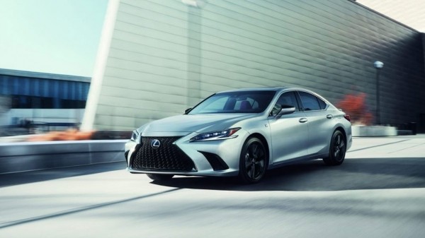 Дебютировал обновленный Lexus ES