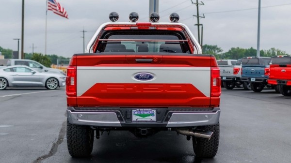 Дилер представил пикап Ford F-150 в стилистике 1980-х годов Дилер представил пикап Ford F-150 в стилистике 1980-х годов