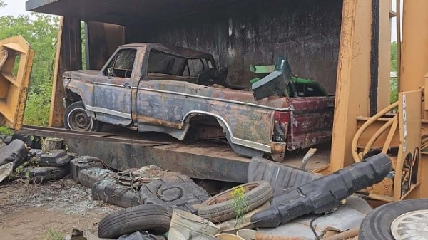 Дилер представил пикап Ford F-150 в стилистике 1980-х годов Дилер представил пикап Ford F-150 в стилистике 1980-х годов