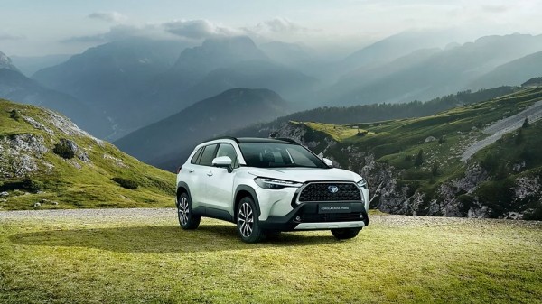 В РФ приехал новый очень экономичный кроссовер Toyota В РФ приехал новый очень экономичный кроссовер Toyota