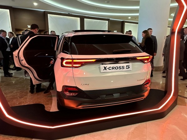 Эксперты оценили идею запуска нового кроссовера Lada X-Cross 5 в Санкт-Петербурге