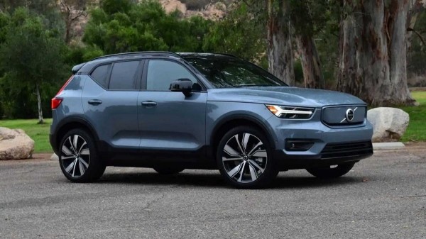 Электрический Volvo XC40 показал себя очень хорошо в "лосином тесте"