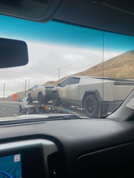 Несколько пикапов Tesla Cybertruck были замечены с камуфляжем и без него