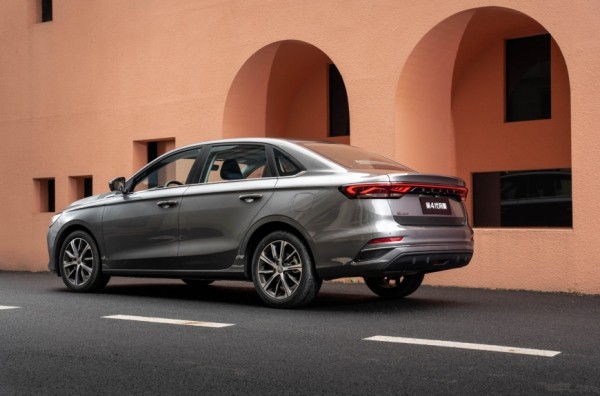 Обновлённый Geely Emgrand получил новый двигатель и расширенную цветовую гамму Обновлённый Geely Emgrand получил новый двигатель и расширенную цветовую гамму