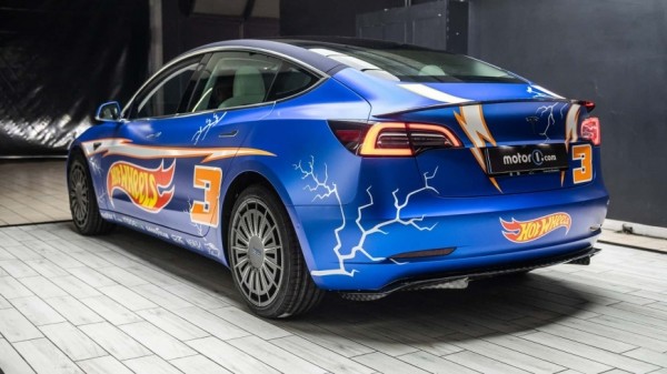 Посмотрите на эту копию Tesla Model 3 от Hot Wheels, сделанную в масштабе 1:1