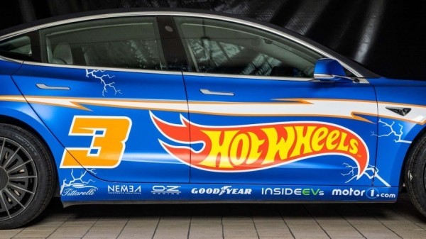 Посмотрите на эту копию Tesla Model 3 от Hot Wheels, сделанную в масштабе 1:1