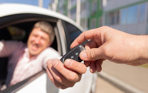 Toyota Camry, Lexus RX и Volkswagen Bora стали чаще привозить в Россию по параллельному импорту Toyota Camry, Lexus RX и Volkswagen Bora стали чаще привозить в Россию по параллельному импорту