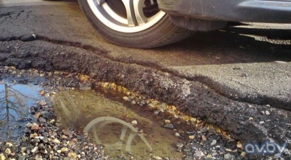 Водитель получил огромную компенсацию в 100 млн рублей из-за ямы