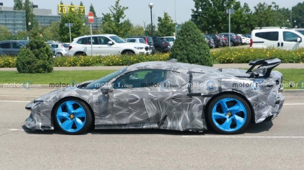 Замечен прототип модернизированного Ferrari SF90 с агрессивным аэродинамическим обвесом Замечен прототип модернизированного Ferrari SF90 с агрессивным аэродинамическим обвесом