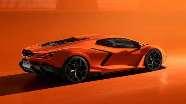 Суперкар Lamborghini Revuelto пользуется ажиотажным спросом