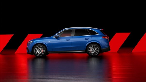 Дебютировал кроссовер Mercedes-AMG GLC в самой мощной гибридной версии