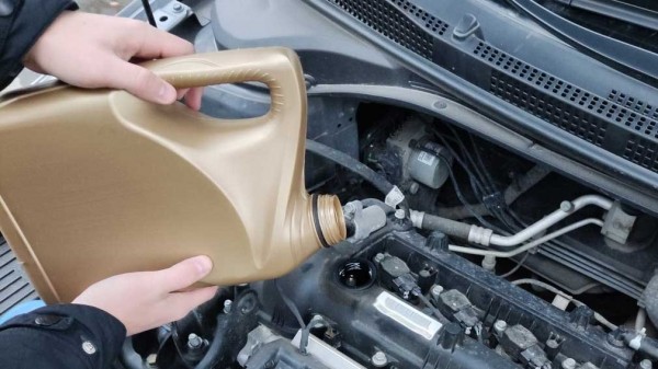 Моторист назвал факторы, повышающие естественный угар моторного масла Моторист назвал факторы, повышающие естественный угар моторного масла