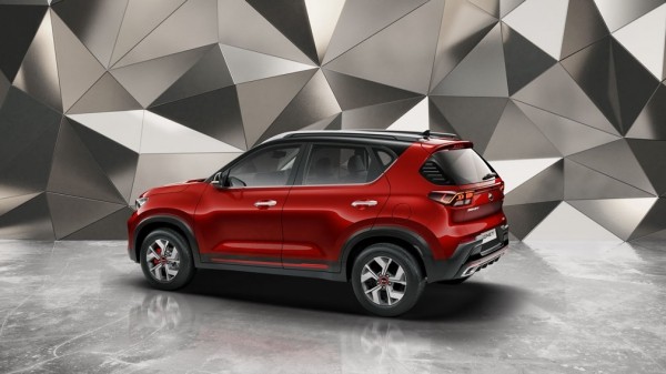 На рынке РФ появился новый кроссовер Kia за 2,68 млн рублей