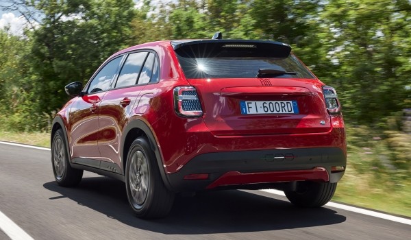 Представлен компактный паркетник Fiat 600e