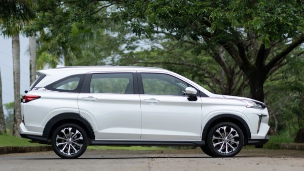 У россиян появилась возможность купить редкий компактвэн Toyota Veloz У россиян появилась возможность купить редкий компактвэн Toyota Veloz