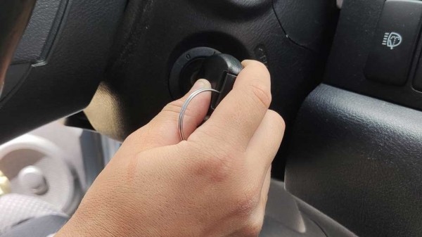 Почему опытные водители держат зажигание несколько секунд включенным, прежде чем запустить мотор Почему опытные водители держат зажигание несколько секунд включенным, прежде чем запустить мотор