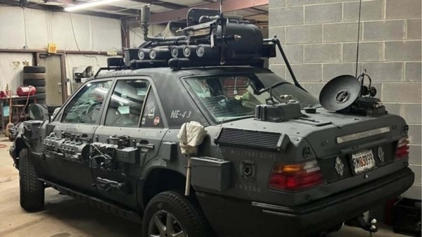 Этот седан Mercedes подготовлен к зомби-апокалипсису...есть даже фальшивый пулемет Этот седан Mercedes подготовлен к зомби-апокалипсису...есть даже фальшивый пулемет