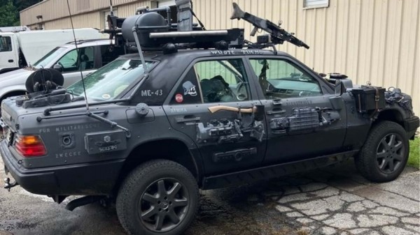 Этот седан Mercedes подготовлен к зомби-апокалипсису...есть даже фальшивый пулемет Этот седан Mercedes подготовлен к зомби-апокалипсису...есть даже фальшивый пулемет