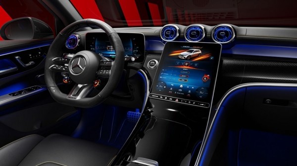 Дебютировал кроссовер Mercedes-AMG GLC в самой мощной гибридной версии