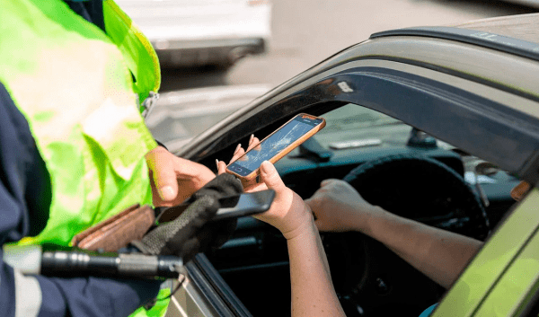 Готовится проект постановления, уравнивающий электронные и бумажные водительские права в России