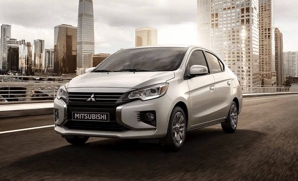 Медведь сеет хаос внутри Toyota Corolla женщины, запершись внутри