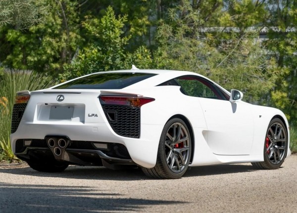 На аукцион выставили почти новый Lexus LFA, 12 лет простоявший в гараже На аукцион выставили почти новый Lexus LFA, 12 лет простоявший в гараже