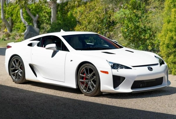 На аукцион выставили почти новый Lexus LFA, 12 лет простоявший в гараже На аукцион выставили почти новый Lexus LFA, 12 лет простоявший в гараже