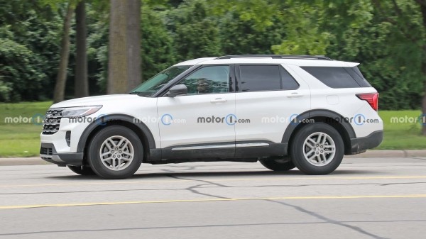 Обновленный Ford Explorer впервые заметили без камуфляжа Обновленный Ford Explorer впервые заметили без камуфляжа