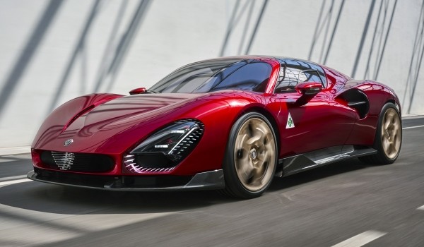 Представлен суперкар Alfa Romeo 33 Stradale Представлен суперкар Alfa Romeo 33 Stradale