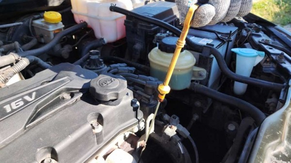 Четыре ошибки при проверке уровня масла в двигателе авто