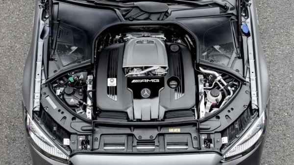 Не для красоты: названы реальные функции пластиковой крышки двигателя