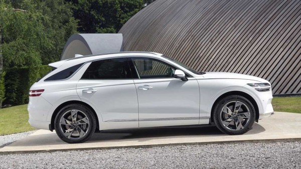 На рынок России вышел новый кроссовер Genesis GV70