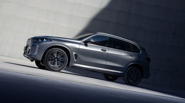 BMW представила удлинённый вариант кроссовера X5 BMW представила удлинённый вариант кроссовера X5