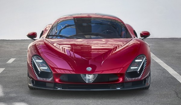 Представлен суперкар Alfa Romeo 33 Stradale Представлен суперкар Alfa Romeo 33 Stradale