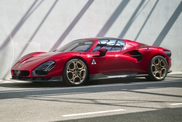 Представлен суперкар Alfa Romeo 33 Stradale Представлен суперкар Alfa Romeo 33 Stradale
