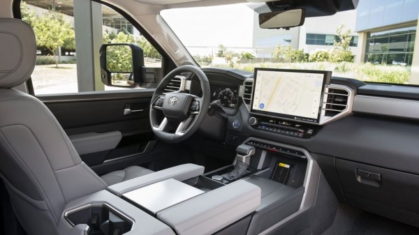 В РФ появился новый внедорожник Toyota Sequoia В РФ появился новый внедорожник Toyota Sequoia